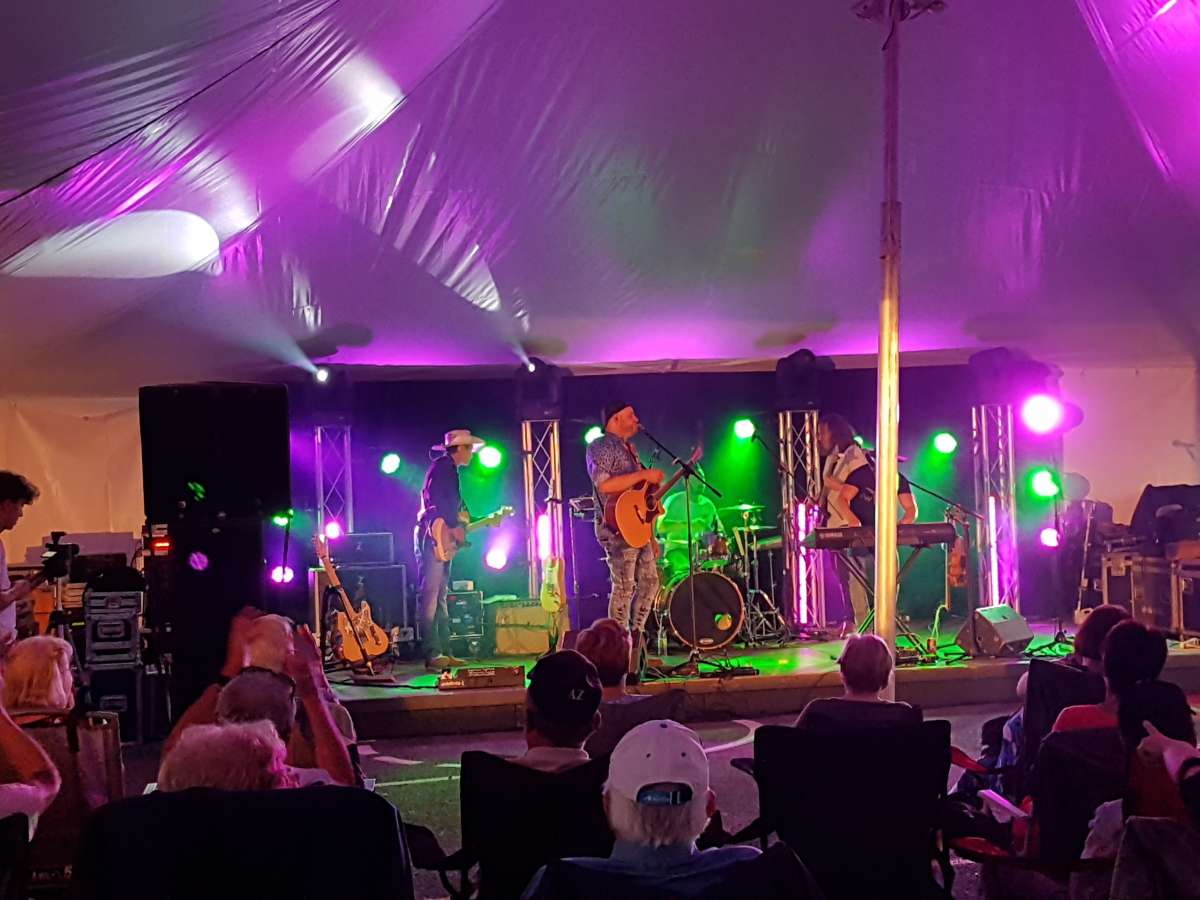 Le groupe de musique country Les Cajuns s'est produit à la municipalité de l’Ange-Gardien. Sonorisation et Éclairage par notre compagnie soeur Acoustix Québec.